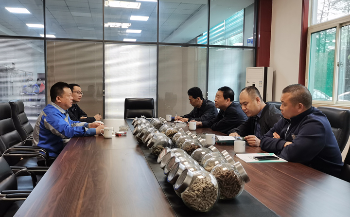 與集團(tuán)總經(jīng)理孫寧波及部門負(fù)責(zé)人座談，就項目建設(shè)、環(huán)境影響、補(bǔ)貼政策等內(nèi)容進(jìn)行了探討交流