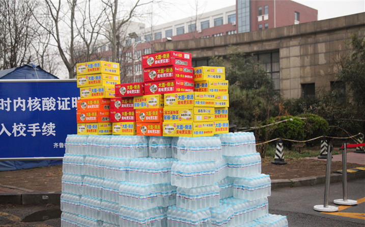 2月25日，山東金格瑞機(jī)械有限公司派代表來(lái)到齊魯師范學(xué)院捐贈(zèng)防疫物資，保障校園防疫物品備足備齊，助力學(xué)校的疫情防控工作。