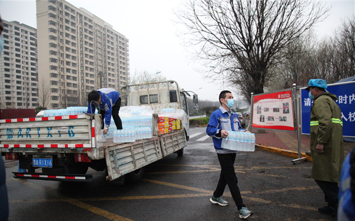 2月25日，山東金格瑞機(jī)械有限公司派代表來(lái)到齊魯師范學(xué)院捐贈(zèng)防疫物資，保障校園防疫物品備足備齊，助力學(xué)校的疫情防控工作。