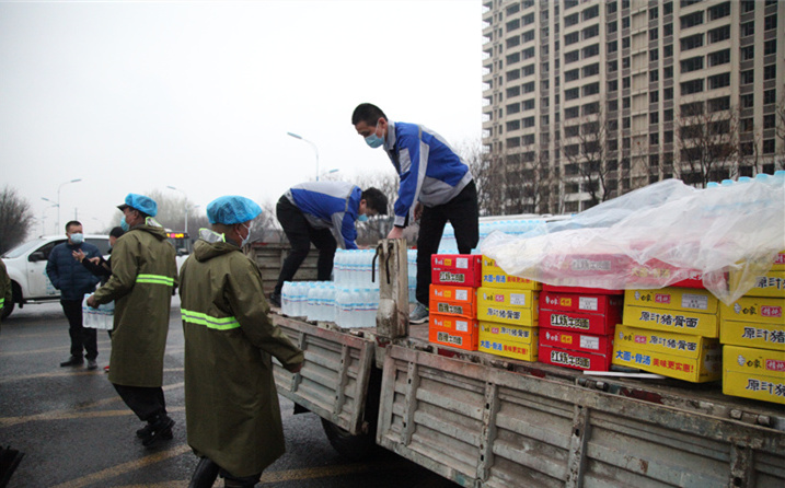 2月25日，山東金格瑞機(jī)械有限公司派代表來(lái)到齊魯師范學(xué)院捐贈(zèng)防疫物資，保障校園防疫物品備足備齊，助力學(xué)校的疫情防控工作。
