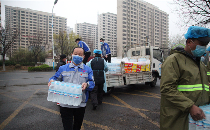 2月25日，山東金格瑞機(jī)械有限公司派代表來(lái)到齊魯師范學(xué)院捐贈(zèng)防疫物資，保障校園防疫物品備足備齊，助力學(xué)校的疫情防控工作。